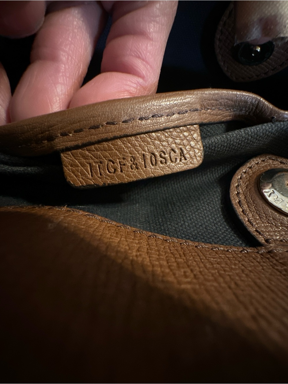 Burberry Medium Banner Tote Bag in Tan Grained Derby Leather - Picture 3 of 16